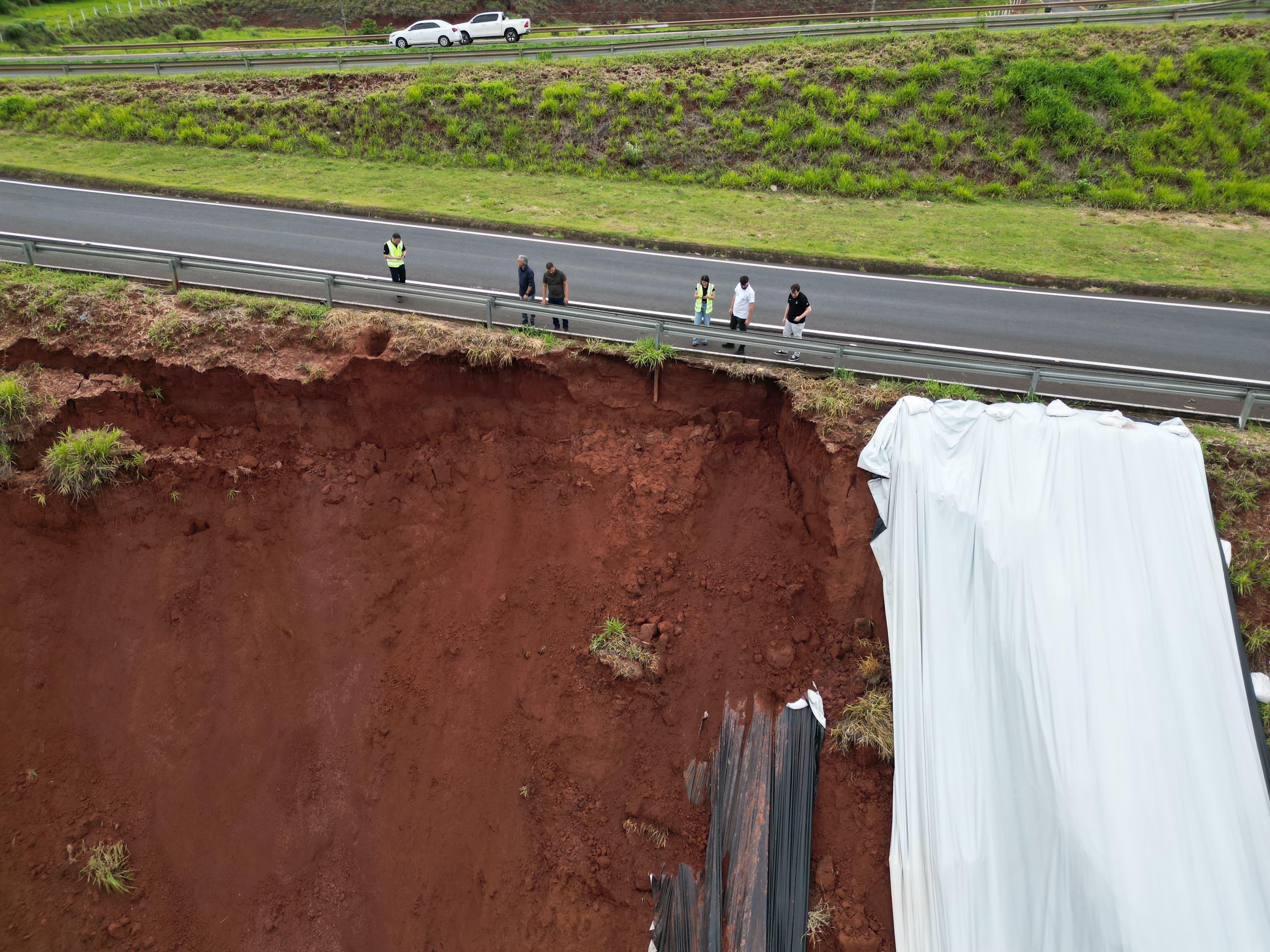Deslizamento interdita trecho da BR-376 em Nova Esperança; veja vídeo