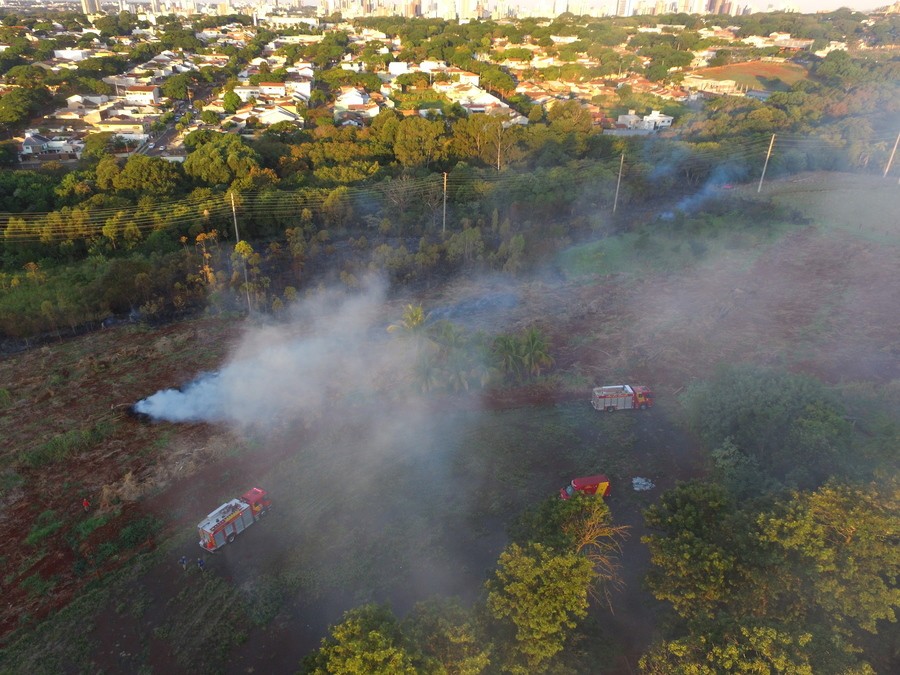 Em Maringá, incêndio destrói 15 mil m² de vegetação