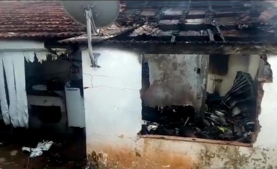 Criança coloca fogo em colchão em Maringá, diz bombeiros