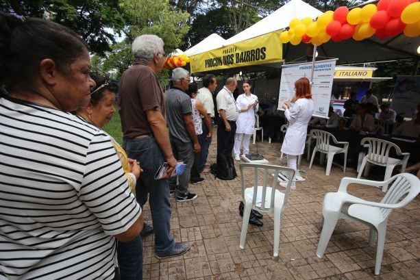 População tem serviços gratuitos de beleza e saúde na praça Napoleão