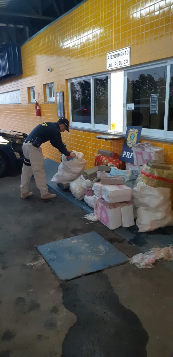 Depois de 13 km de perseguição, PRF apreende carro do RJ carregado com drogas