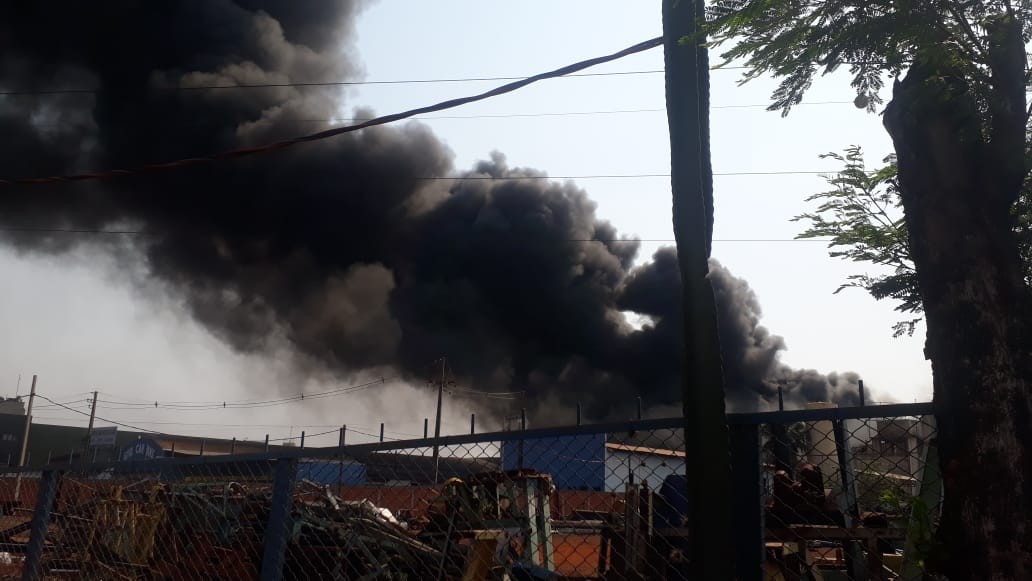 Incêndio de grandes proporções atinge barracão
