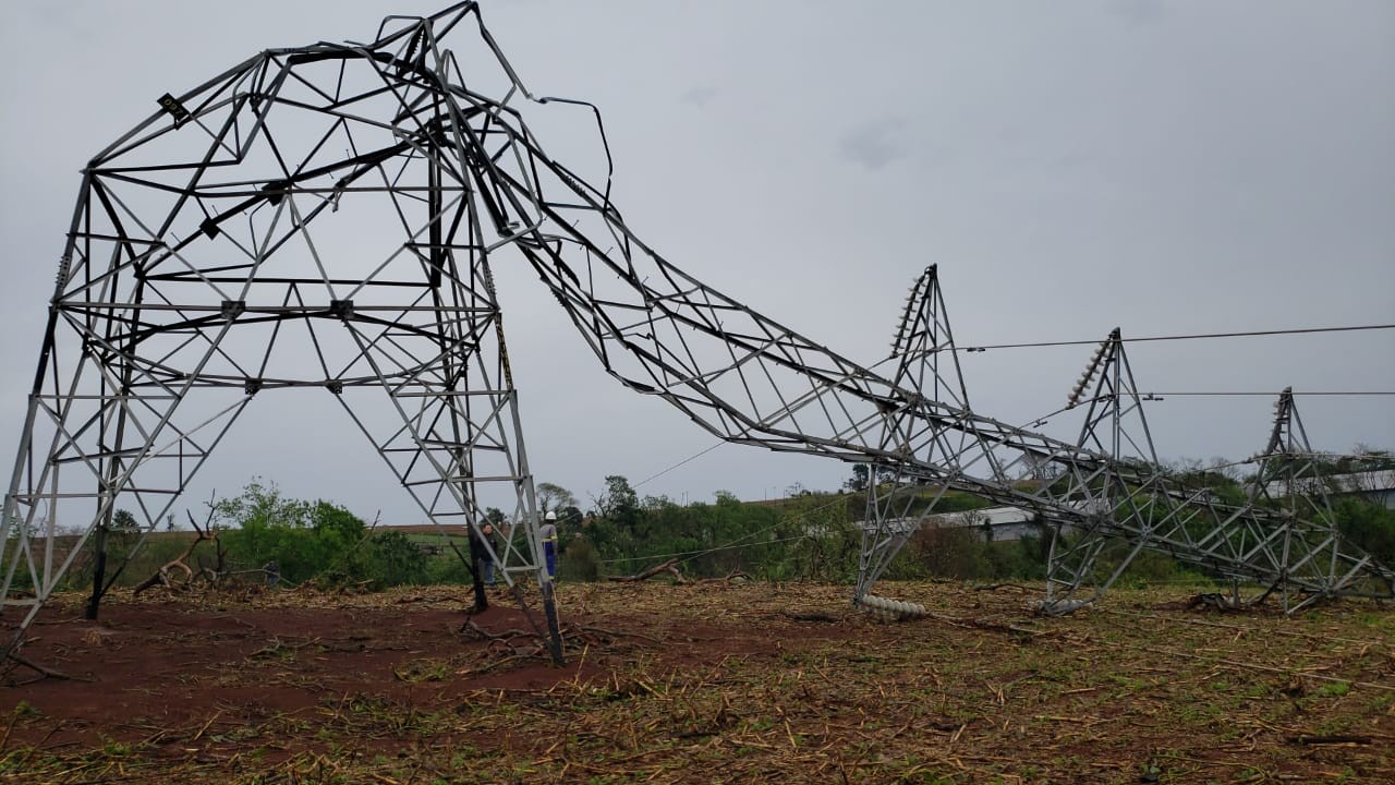 Nove torres da linha de alta tensão da Copel são derrubadas pelo vento