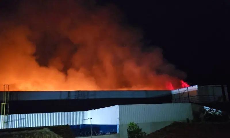 Incêndio de grandes proporções atinge supermercado em Cambé