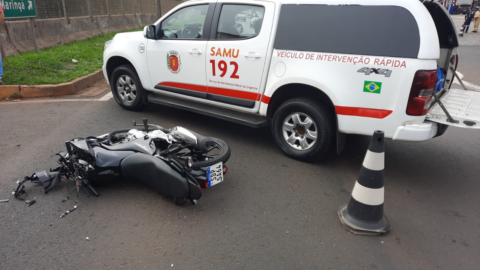 Motociclista bate contra caminhão no trevo de Iguatemi e fica gravemente ferido