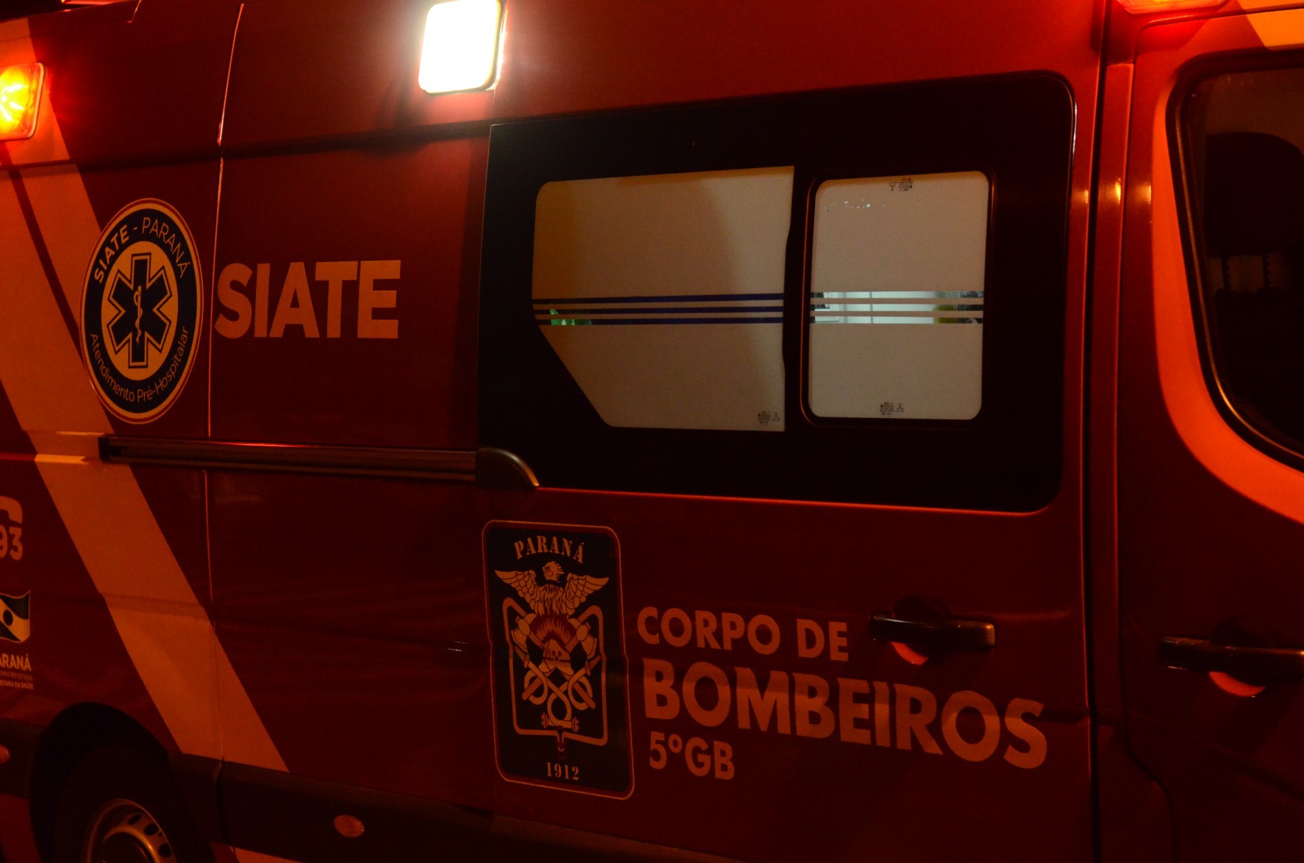 Motorista perde o controle da direção e capota carro em Maringá