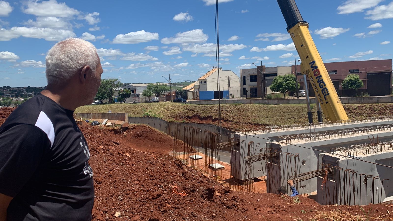 Colocação de vigas nos viadutos do Contorno Norte vira atração