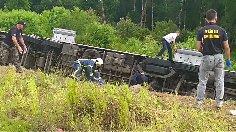Sete pessoas morreram após um ônibus de viagem tombar na BR-277
