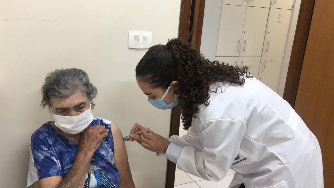 Mais de mil pessoas estão com a 2ª dose da vacina atrasada em Maringá