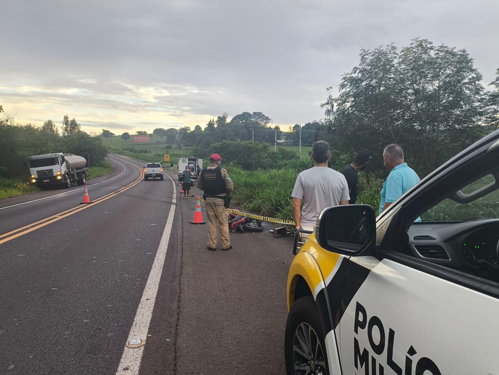 Caminhão e motocicleta batem de frente na PR-323, motociclista morreu