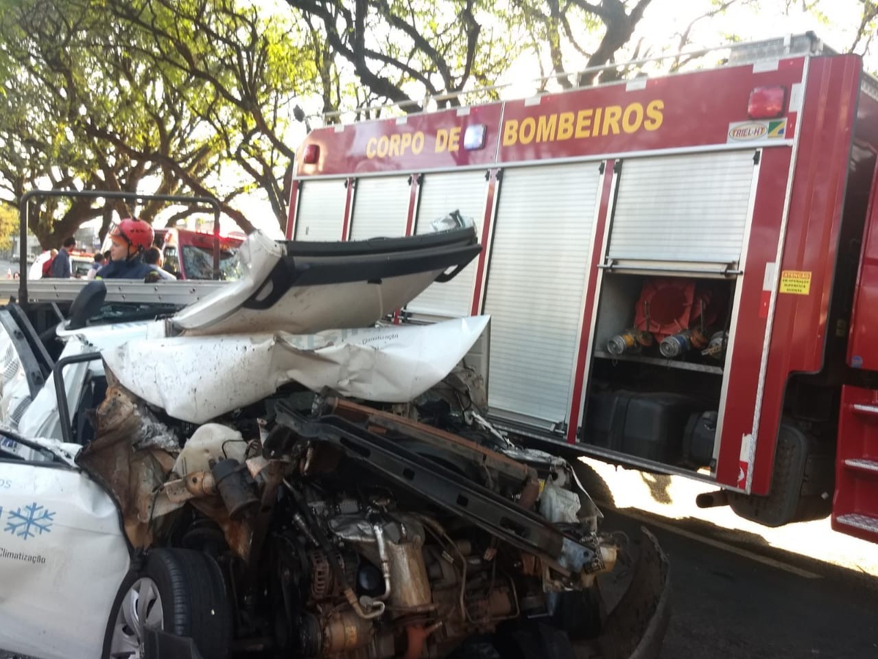 Picape é prensada entre dois caminhões na avenida colombo