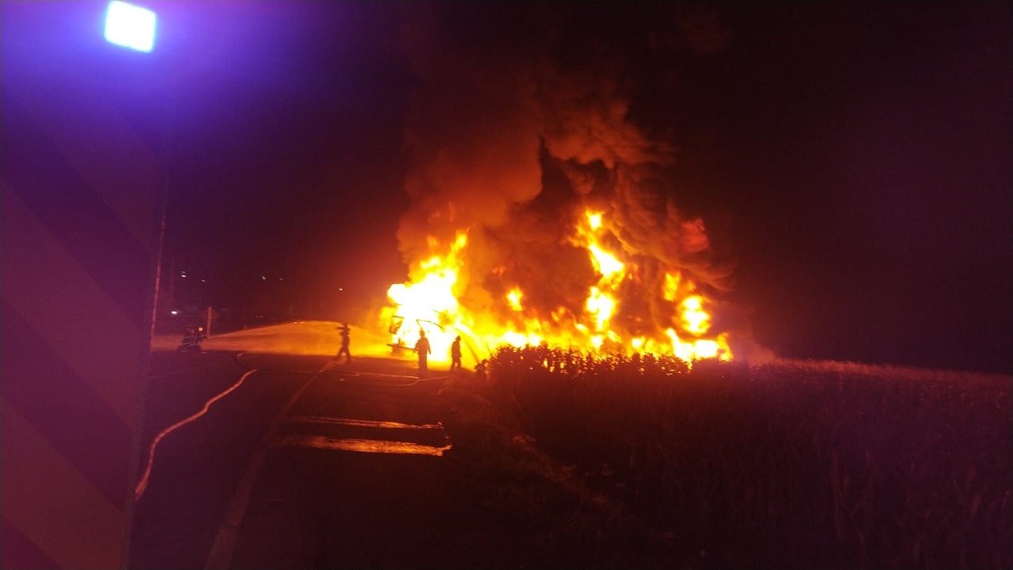 Carreta pega fogo e incêndio atinge lavoura de milho em Floresta