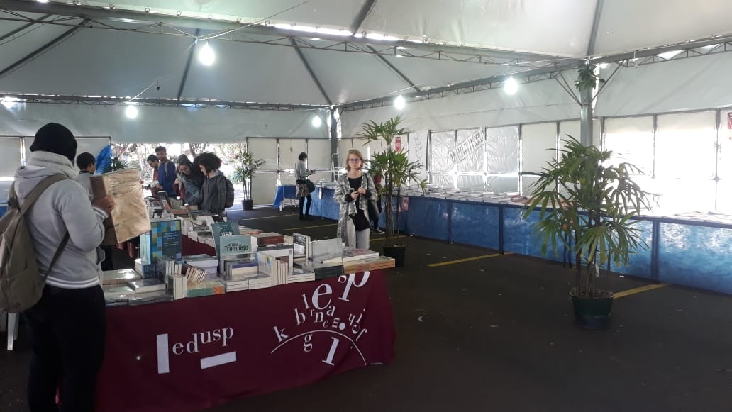 Livros com até 50% de desconto estão à venda