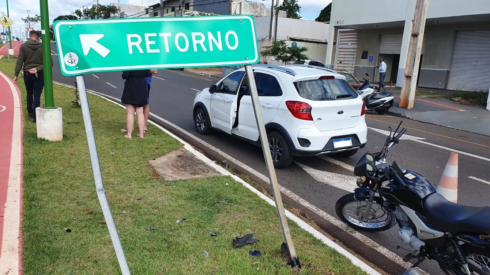 Vídeo: Motociclista arranca placa de sinalização em Maringá ao se envolver em acidente