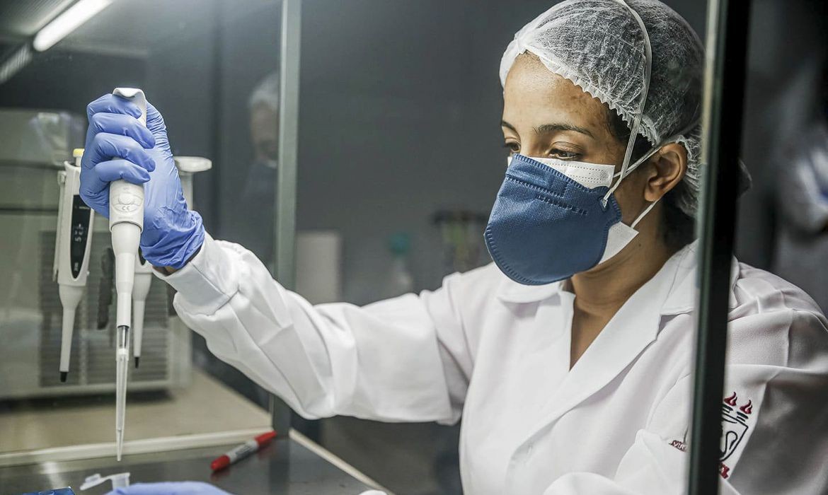 Caso da jovem que se infectou três vezes com Covid precisa ser investigado, diz secretário