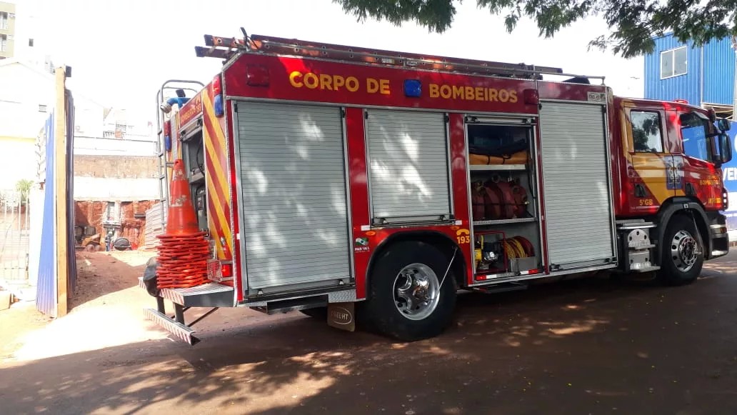 Bombeiros resgatam trabalhador que caiu em buraco em Maringá