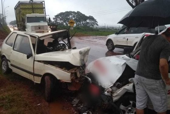 Duas pessoas ficam feridas em acidente na PR-492