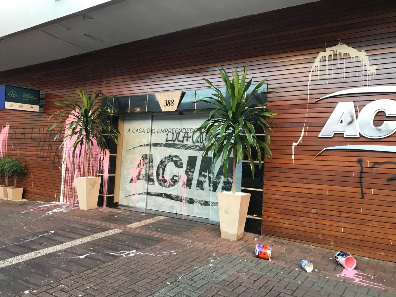 Sede da Acim amanhece pichada
