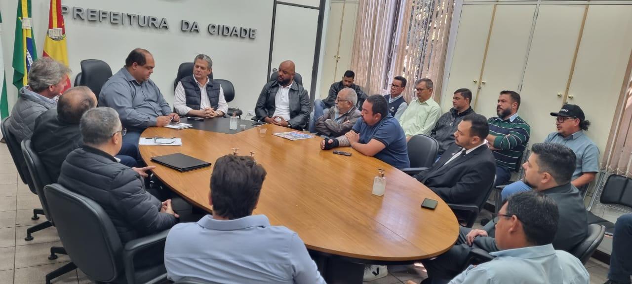 Motoristas de ônibus realizam assembleia para votar nova proposta