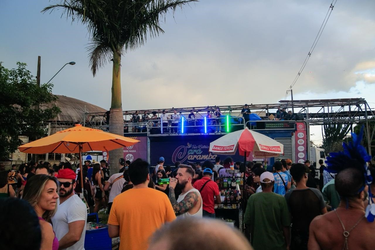 Pré-carnaval de Maringá leva 3,5 mil pessoas à avenida Rodolfo Purpur