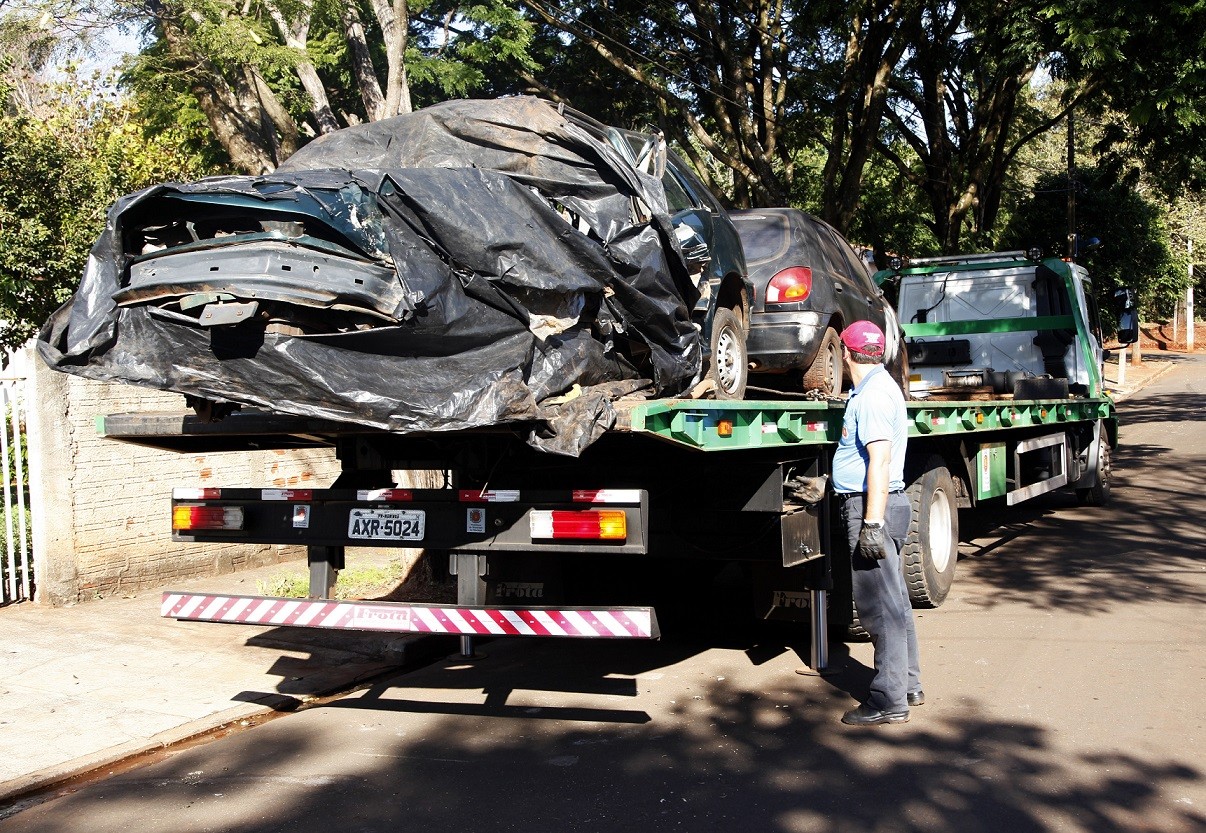 Prefeitura cria força-tarefa para retirar carros abandonados das ruas