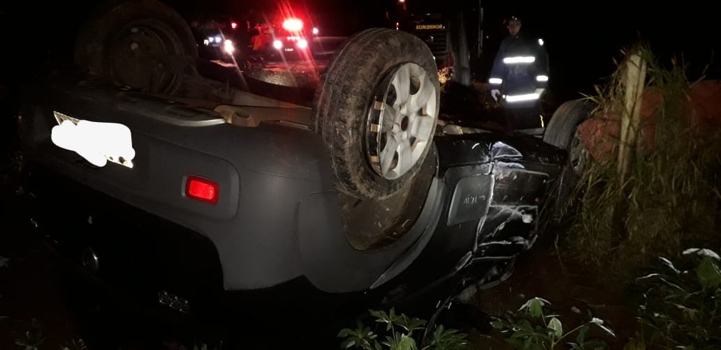 Mulher de 26 anos morre após colidir carro contra poste e capotar, na PR-552
