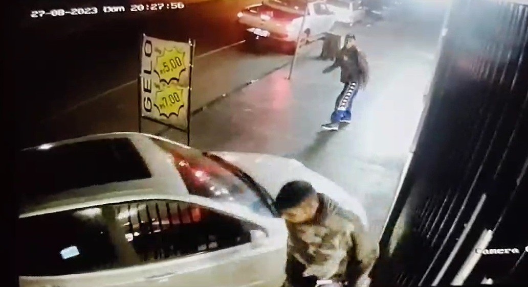 Motorista invade calçada e atropela homem em Sarandi