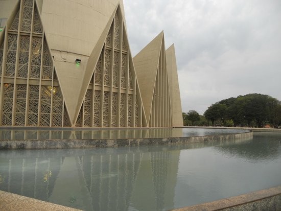 Prefeitura esvazia espelhos d’água da Catedral de Maringá