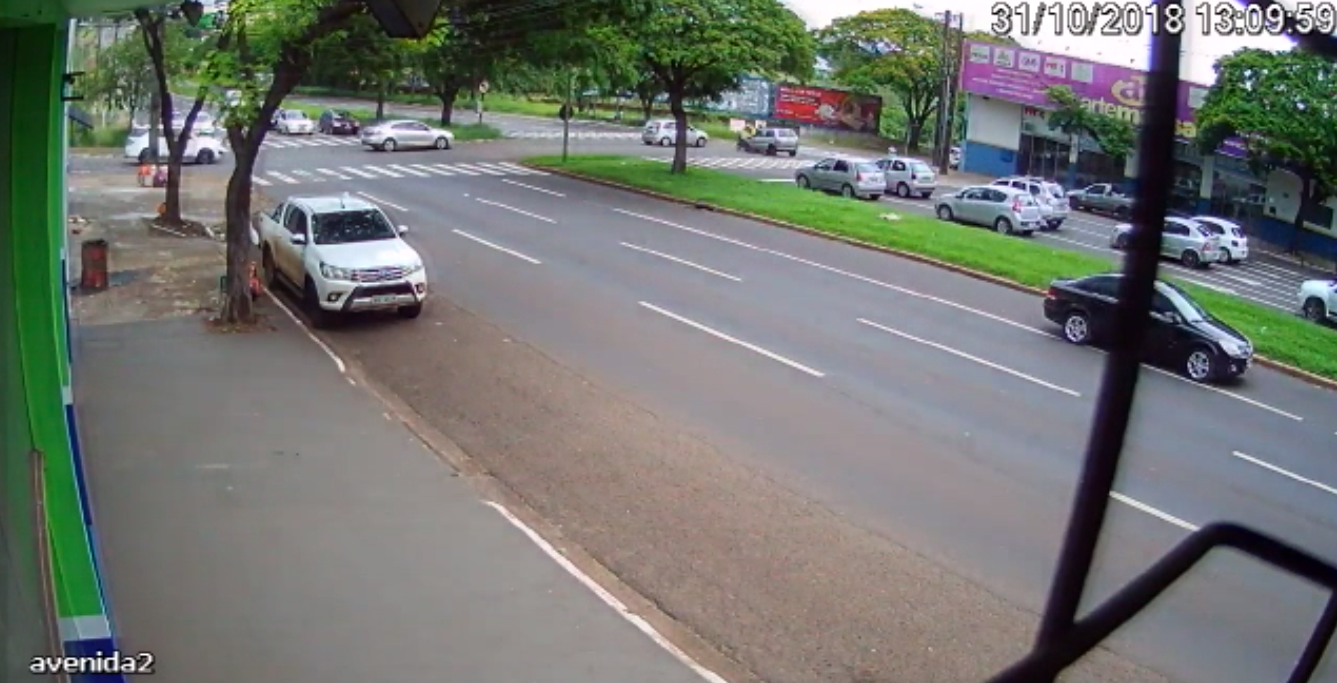 Carro avança sinal e deixa motociclista e mulher grávida feridos