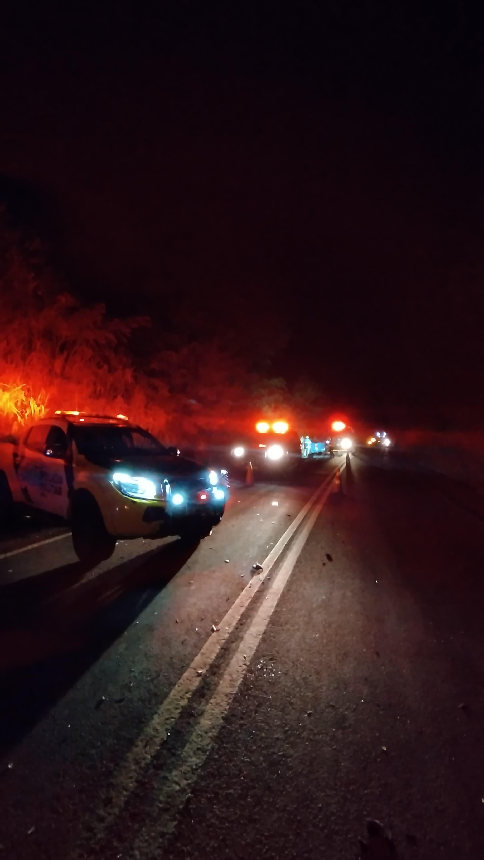 Carros batem de frente e motorista morre na PR-559