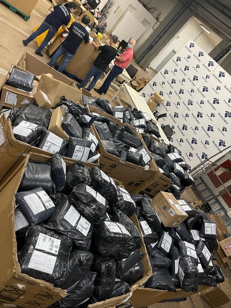 Receita Federal de Maringá apreende maconha em carga de almofadas e brinquedos