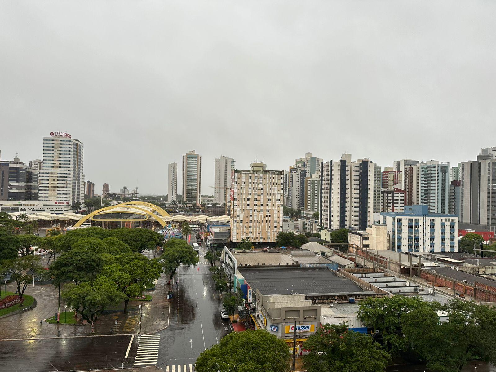 Segunda-feira (17) será de chuva e temperaturas mais baixas em Maringá