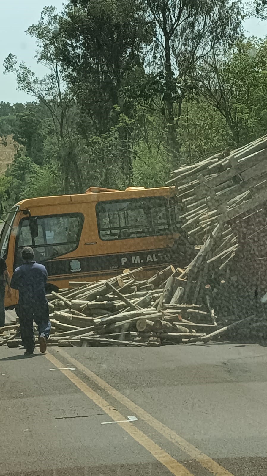 Caminhão de lenha atinge ônibus escolar na PR-681 em Alto Piquiri
