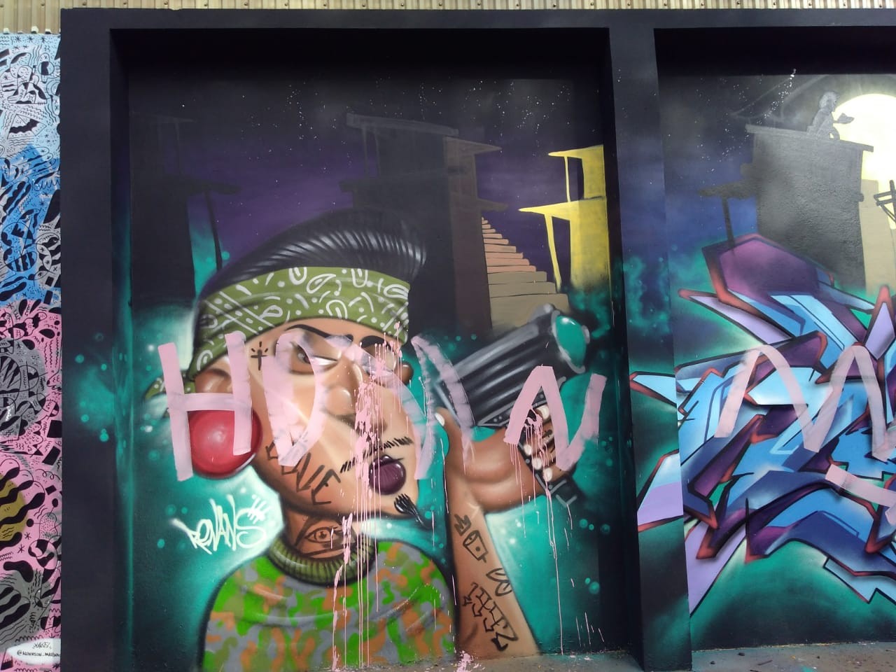 Murais de Grafitti amanhecem pichados