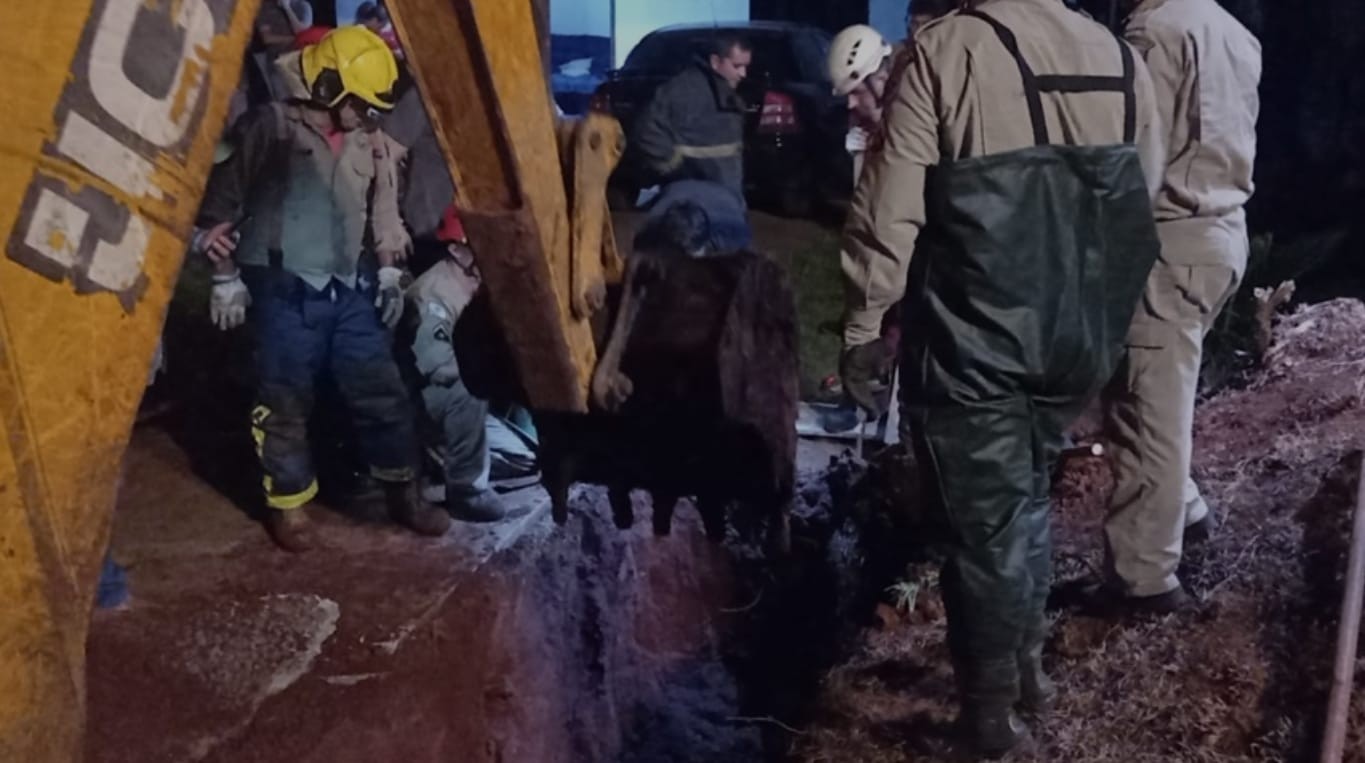Criança é resgatada após cair em buraco de 3 metros em Mamborê