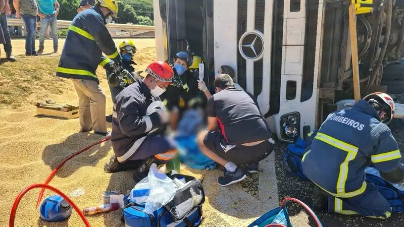 Carreta tomba e motorista fica preso às ferragens em Mandaguaçu
