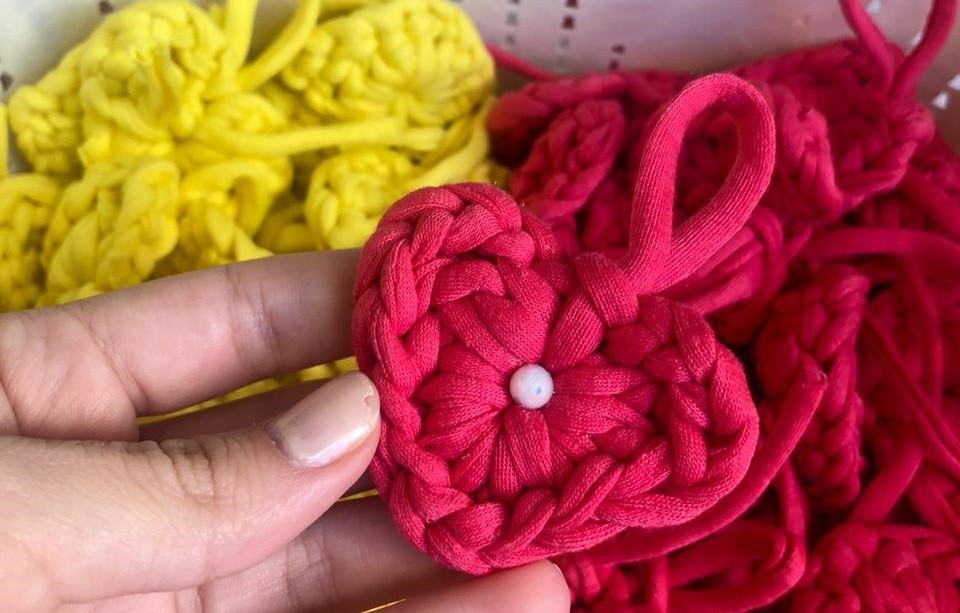 Jovem vende crochê para compra de álcool em gel para doações