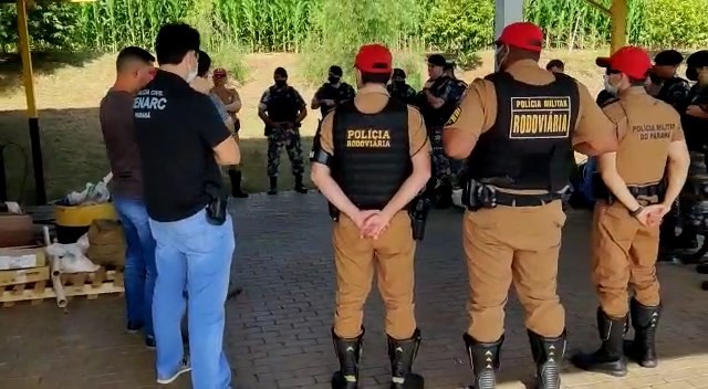 Operação policial, com cães farejadores, monta barreiras em rodovias