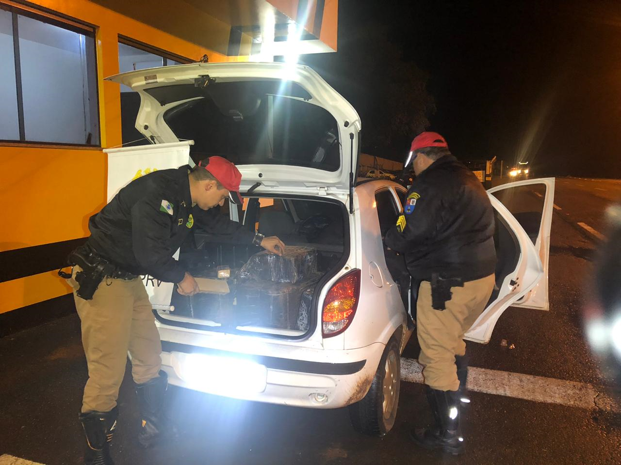 PRE flagra carro furtado transportando quase 300 quilos de maconha