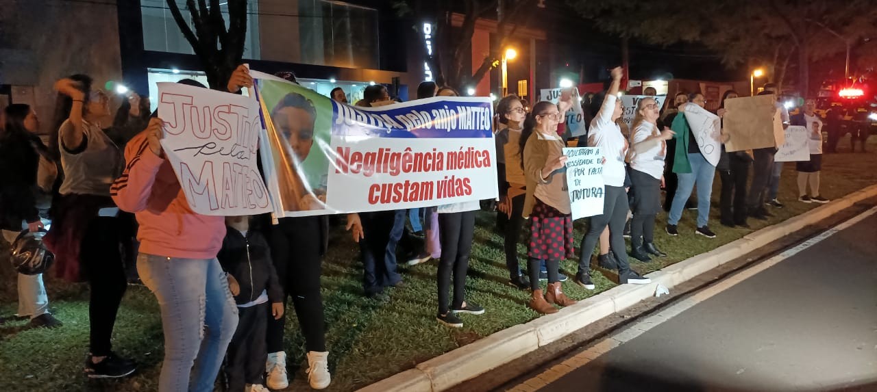 Após mortes, parentes e amigos fazem protesto em frente a hospital particular de Maringá