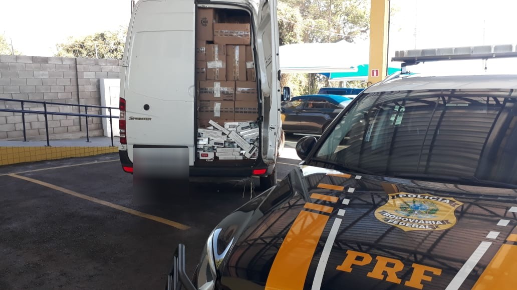 Carro roubado com cigarros contrabandeados é apreendido