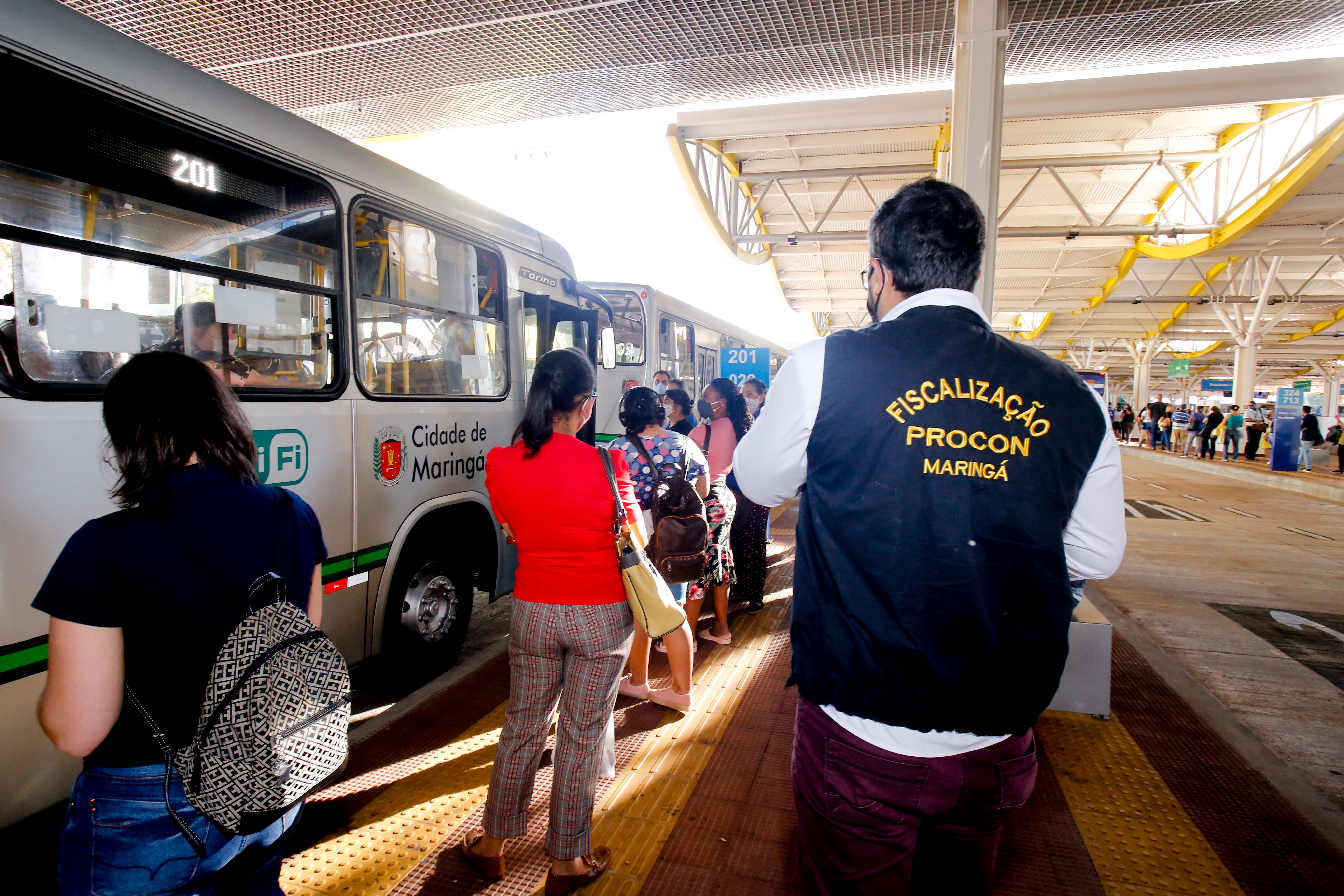 Procon multa TCCC por irregularidades como lotação