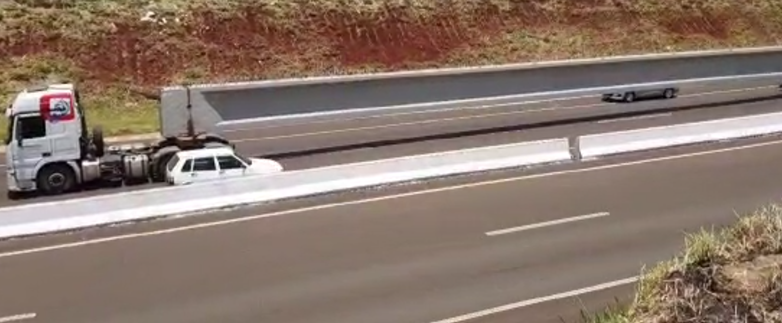 Veja: transporte e instalação de vigas gigantes atraem a atenção da população