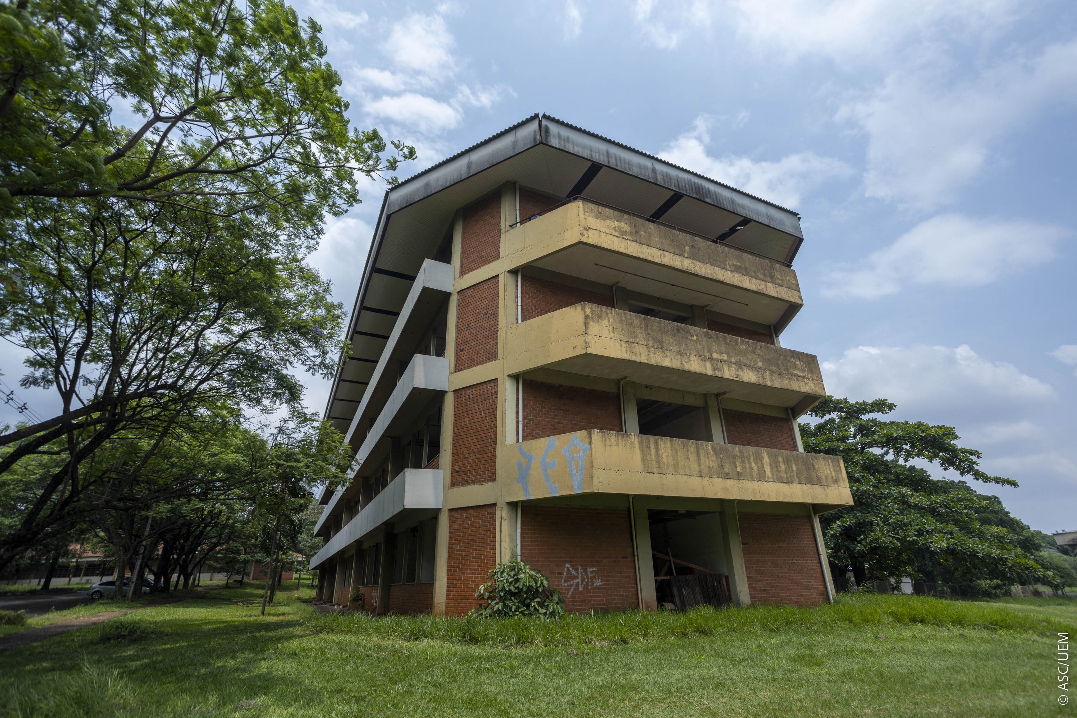 UEM abre 7 licitações para retomar obras paralisadas