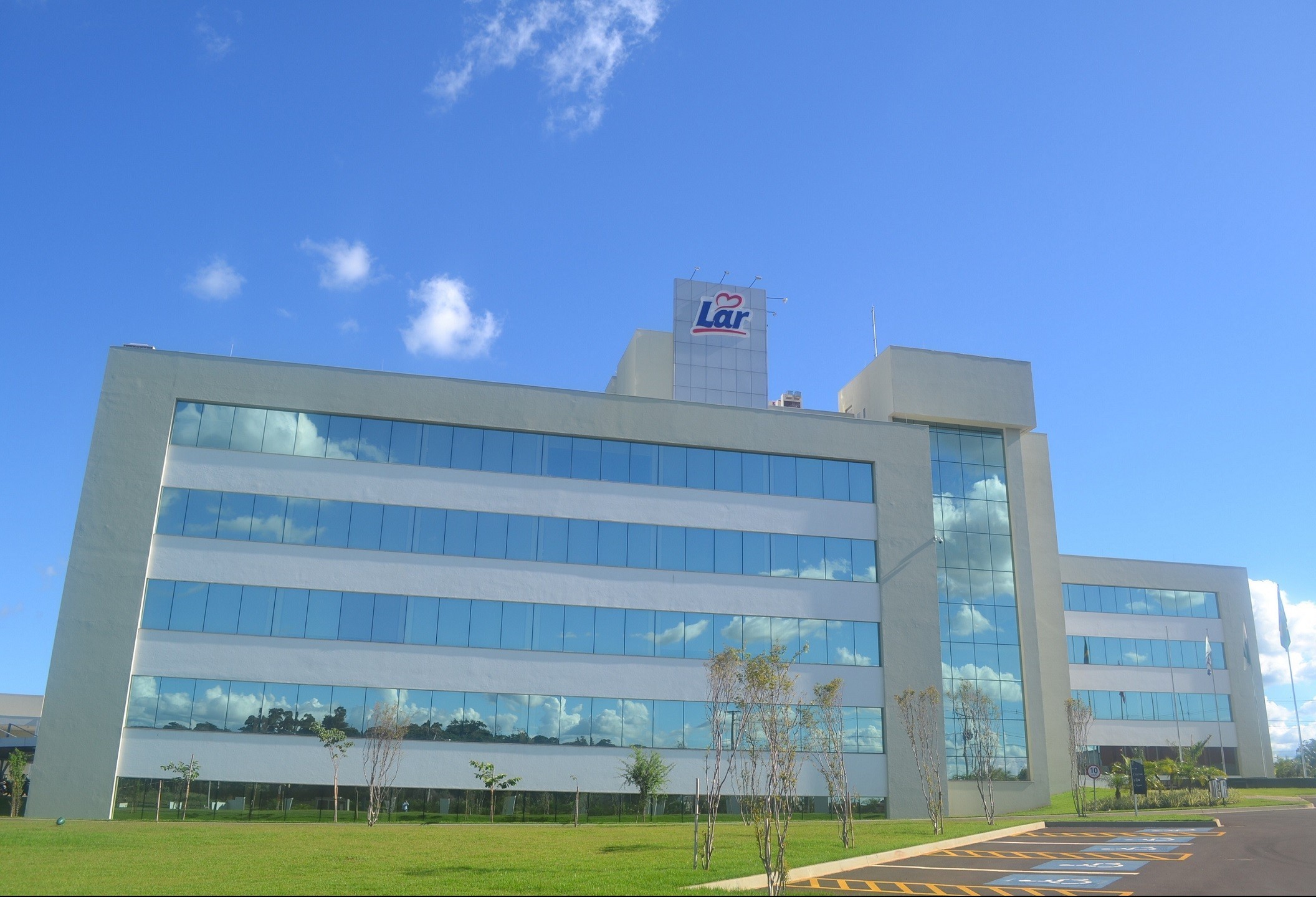 Cooperativa Lar de Medianeira abate 520 mil frangos por dia e exporta para 74 países