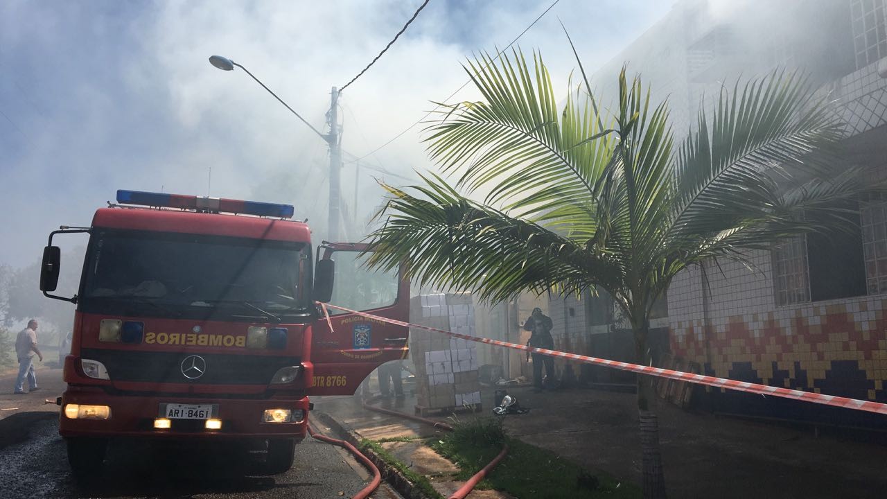 Bombeiros tentam controlar incêndio em gráfica