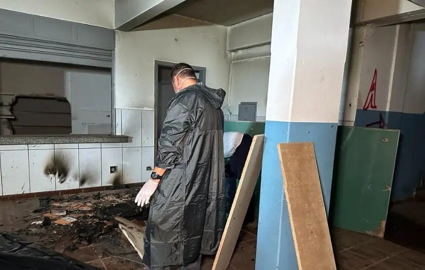 Polícia pede ajuda para identificar corpo encontrado carbonizado em escola de Maringá