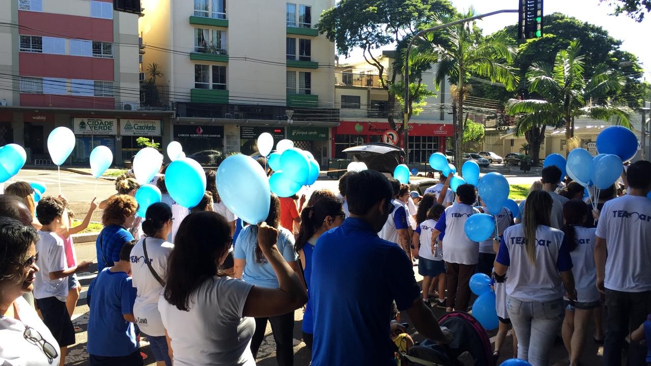 Caminhada ao redor do Parque do Ingá pede conscientização sobre autismo