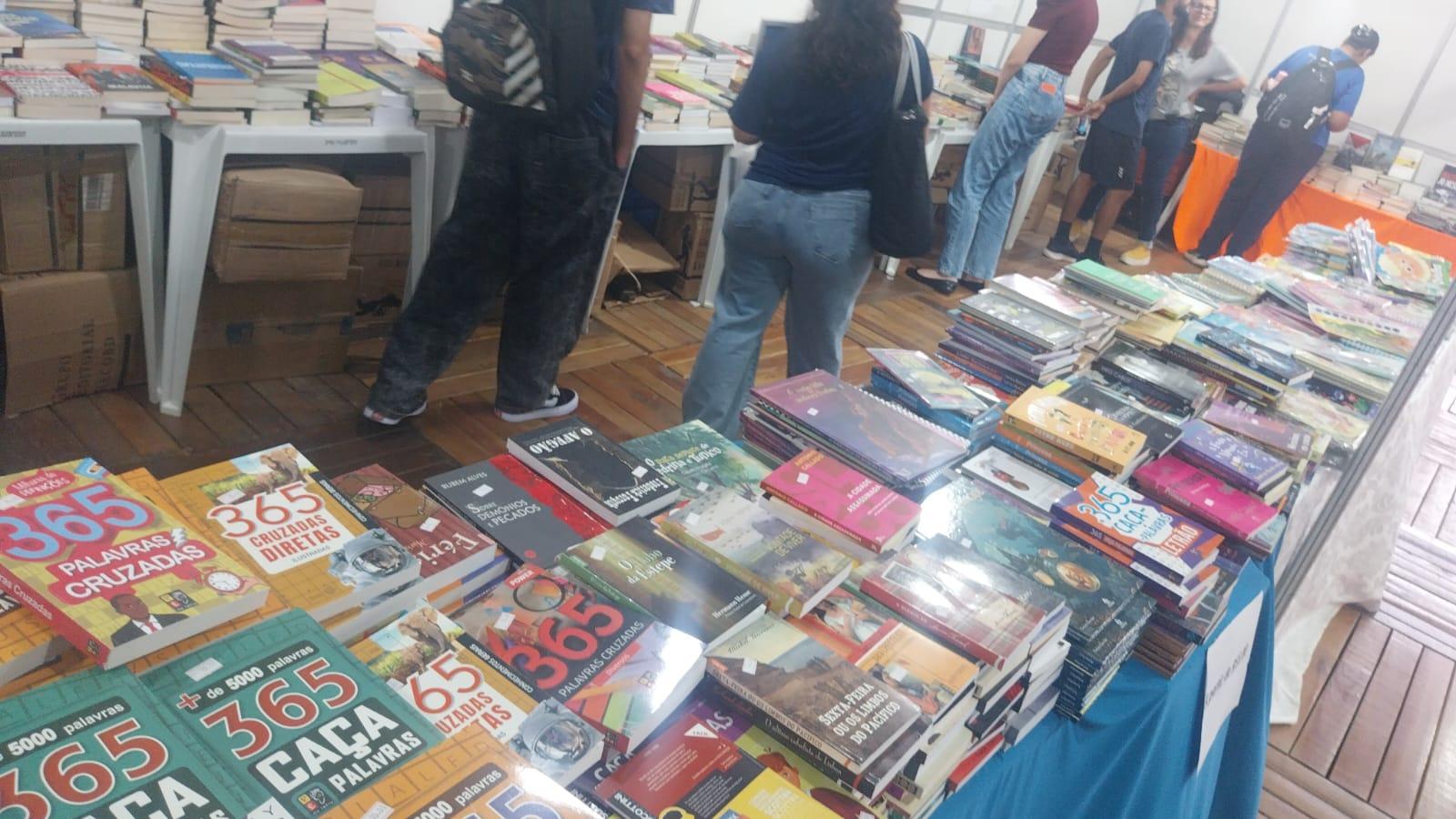 Flim começa com intenso movimento nos pavilhões da Travessa Jorge Amado