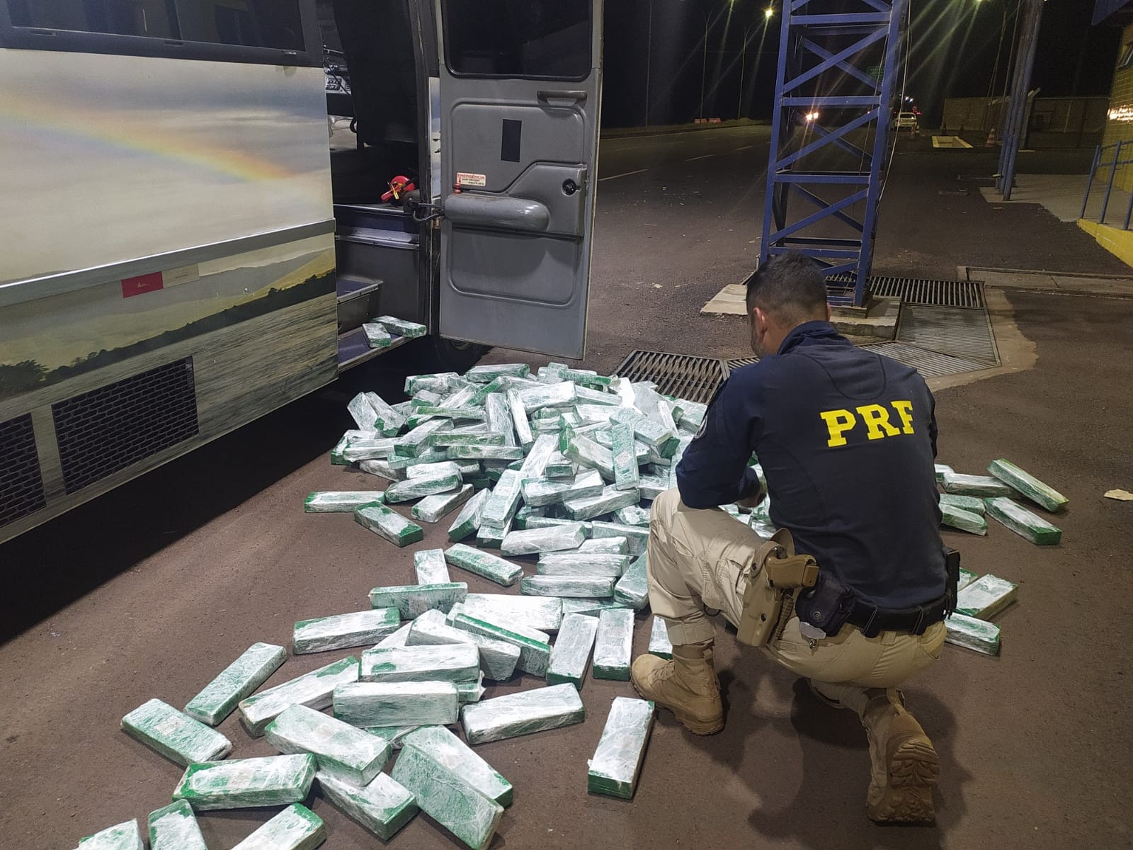 Fundo falso em micro-ônibus escondia mais de meia tonelada de maconha